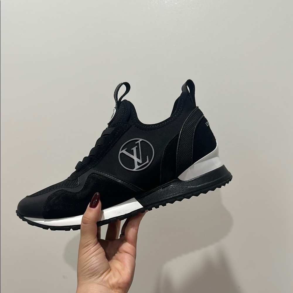 LOUIS VUITTON LV Logo Circle
Sneakers Suede/Mesh Black 39 Women NoBox